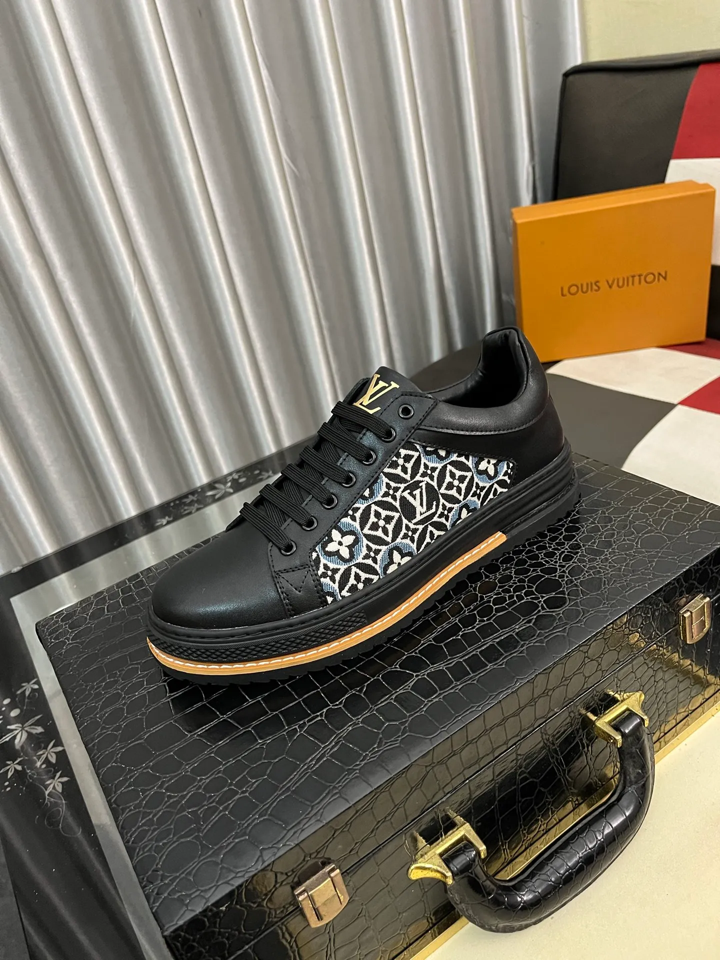 Men's shoes 💰420⌚️⌚️LV's new men's high-end casual sports shoes, using imported first-layer cowhide silk-screened brand lougou, original ultra-light TPU outsole, wear-resistant and comfortable, Monogram lougou embellished rubber outsole, breathable mesh lining, versatile classic style! Size: 38-442️⃣Colors available